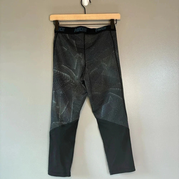 Nike Dri-Fit Medium Victory Base Layer Tight Fit Crop Legging - Picture 5 of 6